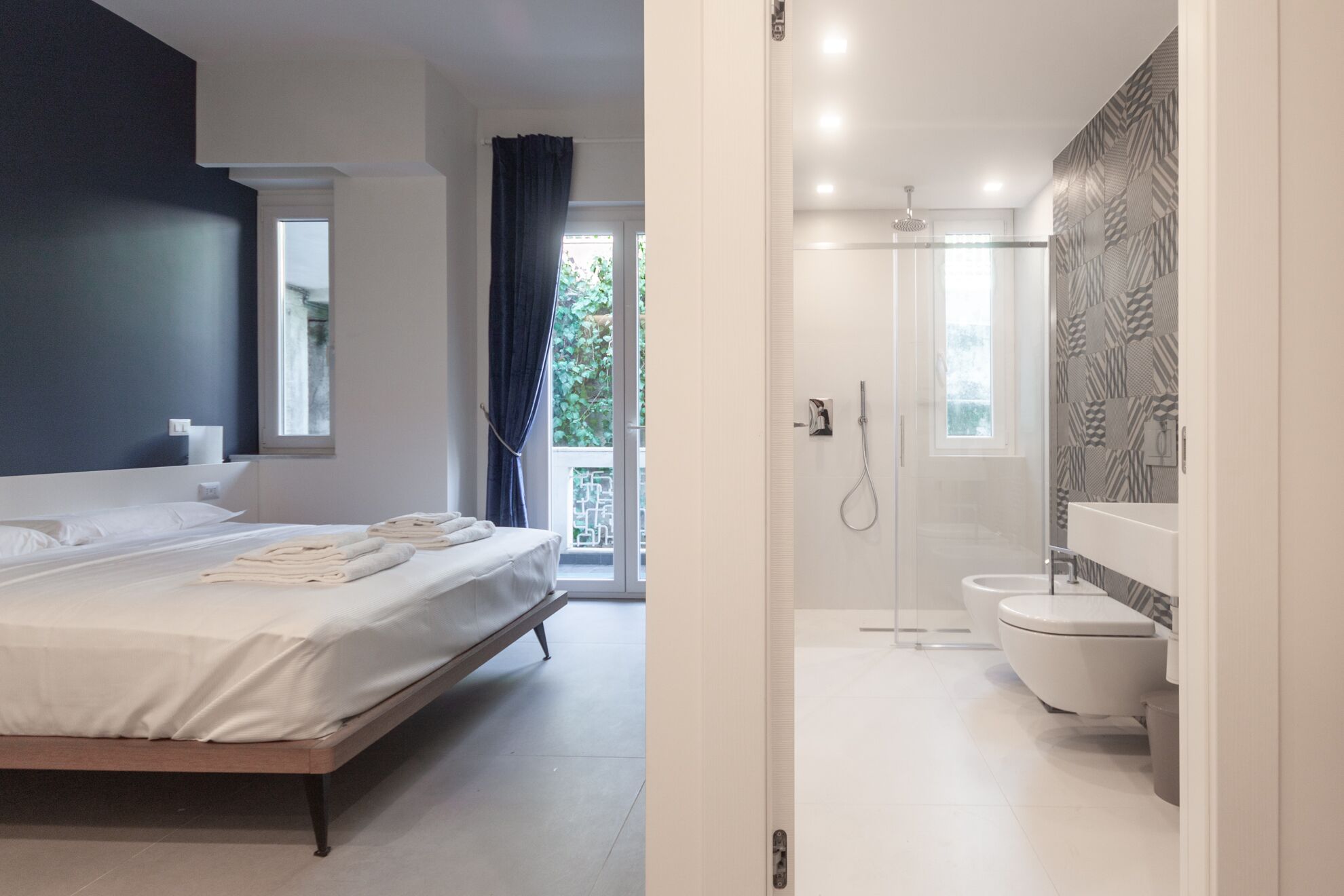 Kahden hengen huone, parveke | Ylelliset vuodevaatteet, untuvapeitot, pillowtop-patjalliset sängyt