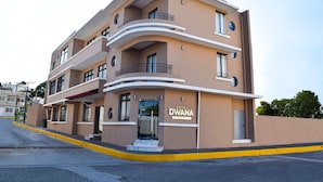 A multi-story hotel with a curved facade, balconies, and a clear entrance. - Hotel Dwana (Mazatlán)