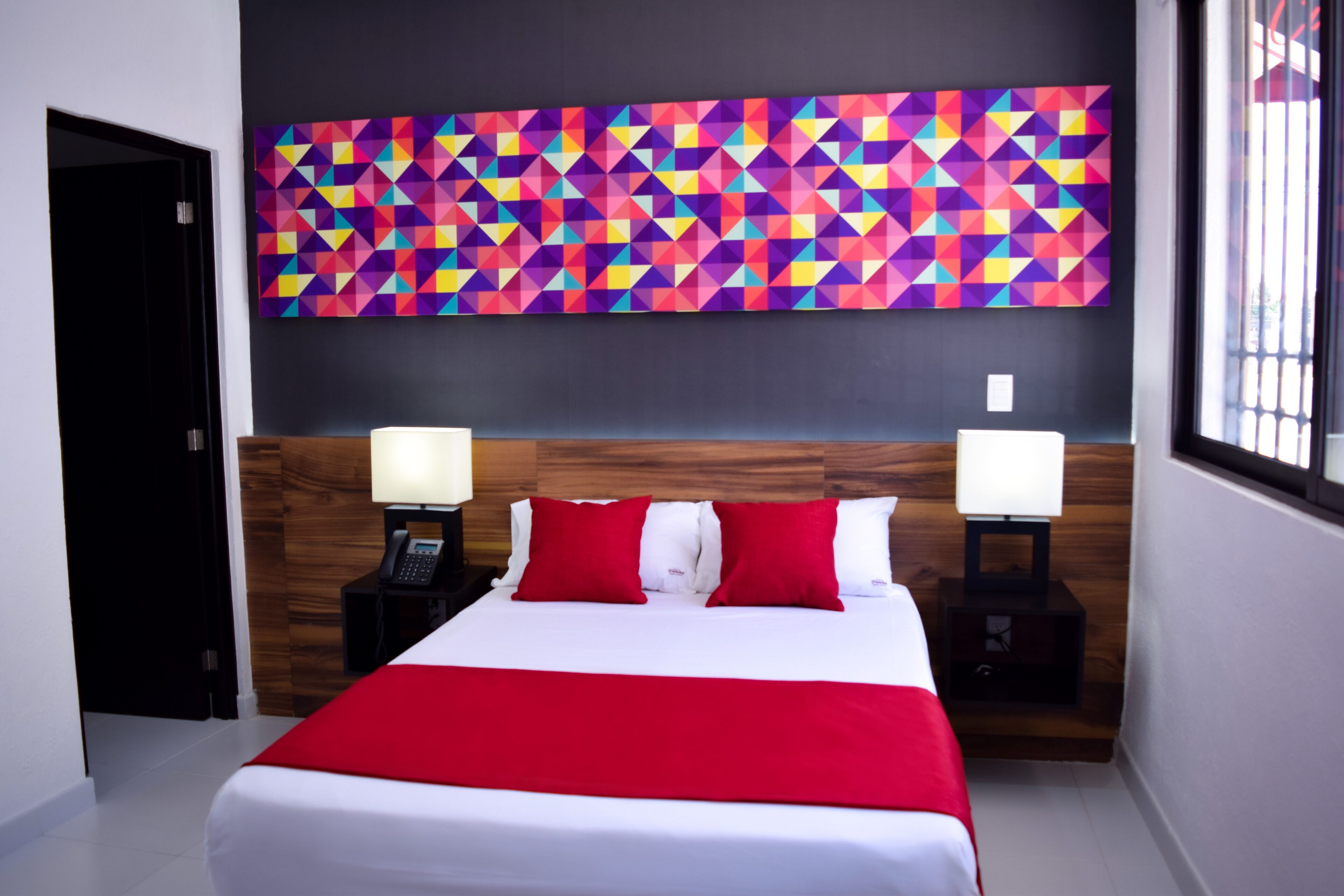 deluxe room, 1 queen bed | 1 bedroom, premium bedding, desk, iron/ironing board