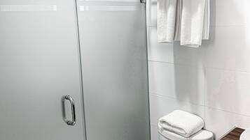 Ducha, artículos de tocador gratuitos, toallas, jabón