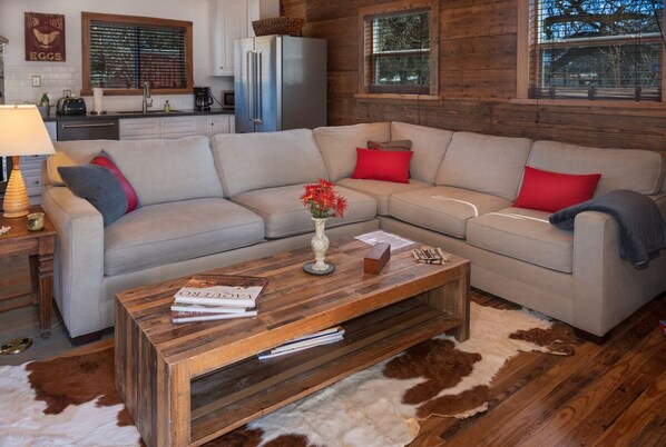Smart TV, books - Tarpley Guesthouse/Hill Country/Private Pool (Tarpley)