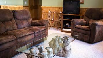 TV, lettore DVD, tavolo da calcetto, tavolo da ping pong