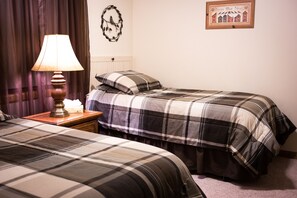 11 bedrooms, iron/ironing board, free WiFi, bed sheets - Mountain Chalet W/Pikes Peak View, 10 Bdrms. (Divide)