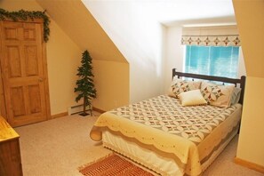 10 bedrooms, iron/ironing board, free WiFi, bed sheets - Mountain Chalet W/Pikes Peak View, 10 Bdrms. (Divide)