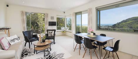 Una Smart TV, una chimenea, un reproductor de DVD