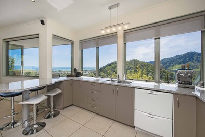 Superb Sea & Mountain Views with Spa pool!