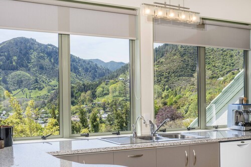 Hilltop Getaway - Superb Sea & Mountain Views with Spa pool!