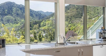 Hilltop Getaway - Superb Sea & Mountain Views with Spa pool!