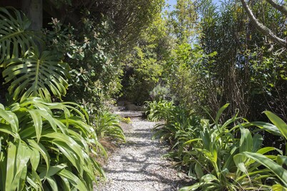 Superb Sea & Mountain Views with Spa pool!