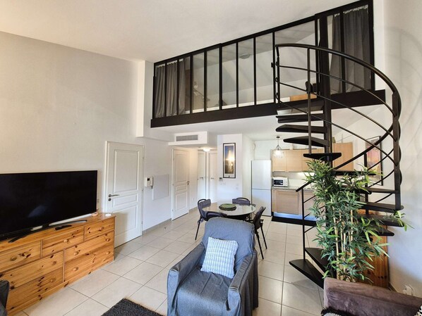 Een flatscreentelevisie