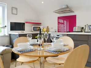 Dining - 2 bedroom accommodation in Chideock (Chideock)