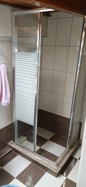 Deluxe Apartment | Bathroom | Shower, rainfall showerhead, free toiletries, hair dryer