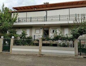 Front of property - SeaSide Apartment Rio (Patras)