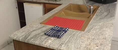 Réfrigérateur, micro-ondes, plaque de cuisson, cafetière/bouilloire