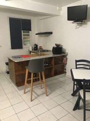 Réfrigérateur, micro-ondes, plaque de cuisson, cafetière/bouilloire