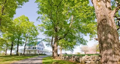 Huge Farmhouse in the heart of Southern Maine - Close to Mountains and lakes!