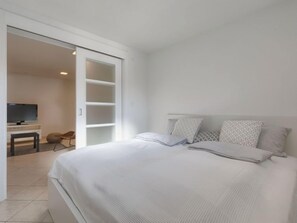 4 bedrooms, iron/ironing board, free Internet