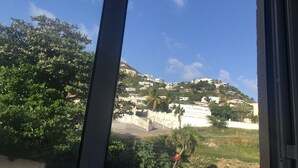 Vista di una collina con edifici e vegetazione.
