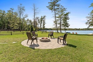 Terrace/patio - Spacious Lakefront Home Near South Haven (Pullman)