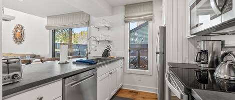 Een koelkast, een microgolfoven, een oven, een kookplaat