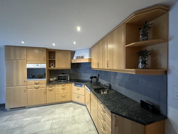 Fridge, dishwasher, cookware/dishes/utensils