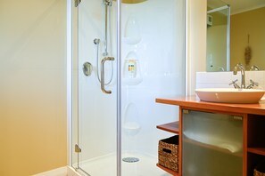 Badewanne, Haartrockner, Handtücher, Seife
