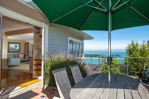 Outdoor dining - Seascape Villa - Nelson waterfront, Great Views on Haulashore Island! (Stepneyville)