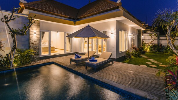 A modern house with a swimming pool, two lounge chairs, and a large umbrella. - Rommy Villas Lembongan (Lembongan Island)