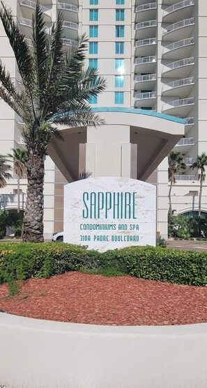 «Sapphire Condominiums and Spa» -niminen liike sijaitsee osoitteessa 310A Padre Boulevard.