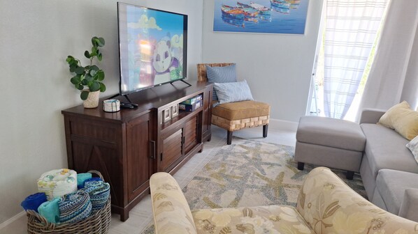 Smart TV - BEACHSIDE COZY GETAWAY! Walk/Bike to Beach,Dining,Bars,Small fenced yard for pet (Naples)