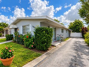 Exterior - BEACHSIDE COZY GETAWAY! Walk/Bike to Beach,Dining,Bars,Small fenced yard for pet (Naples)