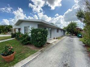Exterior - BEACHSIDE COZY GETAWAY! Walk/Bike to Beach,Dining,Bars,Small fenced yard for pet (Naples)