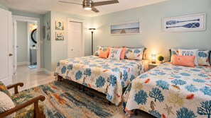 Room - BEACHSIDE COZY GETAWAY! Walk/Bike to Beach,Dining,Bars,Small fenced yard for pet (Naples)