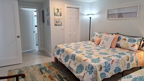 1 bedroom, iron/ironing board, free WiFi, bed sheets - BEACHSIDE COZY GETAWAY! Walk/Bike to Beach,Dining,Bars,Small fenced yard for pet (Naples)