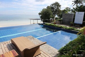 Infinity pool - Blue Wave Inn Beach Resort & Restaurant (Siquijor)