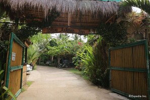 Property entrance - Blue Wave Inn Beach Resort & Restaurant (Siquijor)