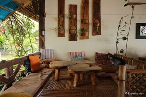 Lobby sitting area - Blue Wave Inn Beach Resort & Restaurant (Siquijor)