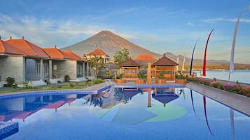 Kolam renang outdoor, dengan kursi berjemur