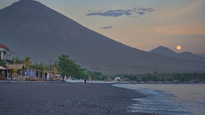 On the beach, black sand - Seamount Hotel (Karangasem)