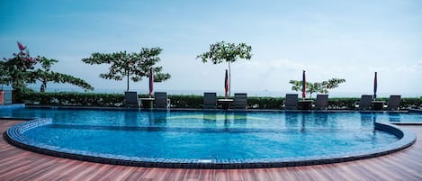 Kolam renang outdoor, dengan kursi berjemur