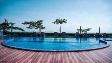 Piscina externa, funciona das 7h30 às 19h, espreguiçadeiras