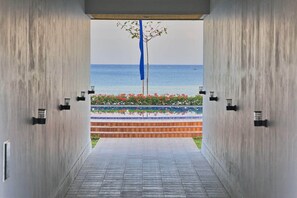 位於海灘上、黑沙