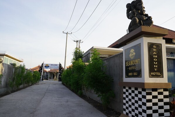 Un camino conduce al Hotel Seamount, con un cartel y una estatua de león.