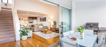 Azura 6 Apartment, luxe main street accommodation: walk to beach and town<br>