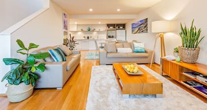 Azura 6 Apartment, luxe main street accommodation: walk to beach and town<br>