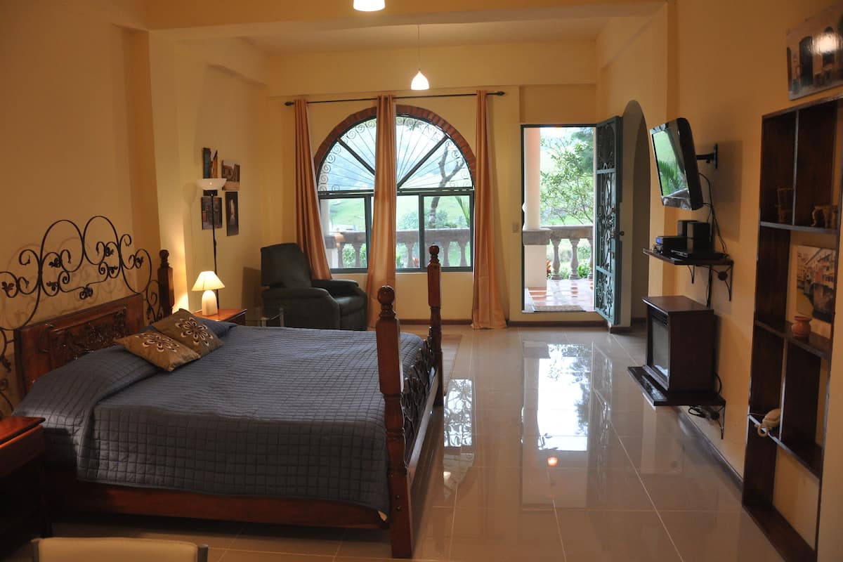 Deluxe Cabin | In-room safe, individually decorated, individually furnished