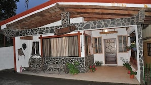 A rustic building with a stone facade, wooden beams, and a traditional door. - Mountain Lodge CheTica (San Jeronimo)