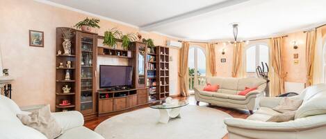 Fernseher, Tischtennisplatte