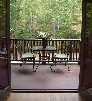 Outdoor dining - Rustic Chic 2 Bedroom Craftsman Cabin in Cheshire Village of Black Mountain (Black Mountain)