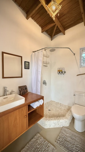 Douche, sèche-cheveux, serviettes fournies, savon